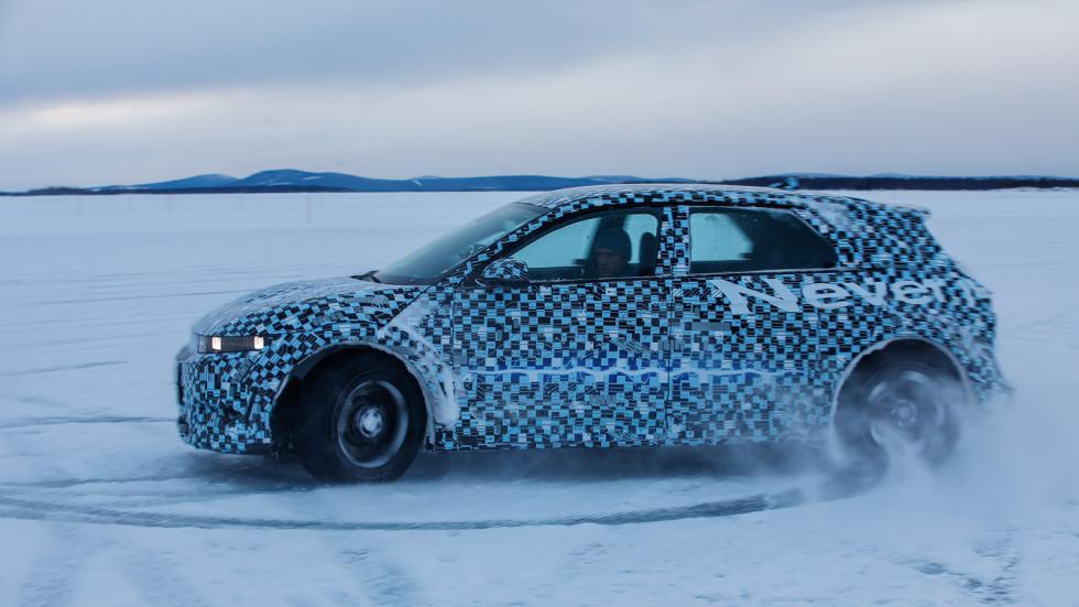Το Hyundai Ioniq 5 N driftάρει στα χιόνια με το i20 N του WRC